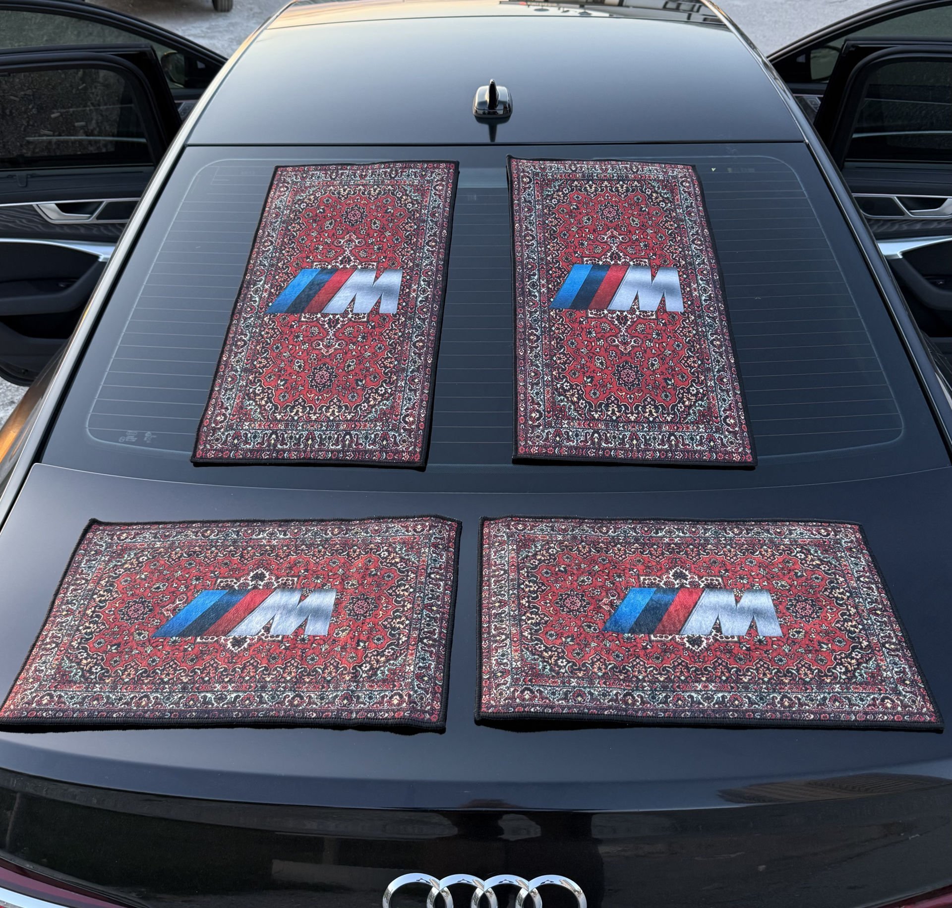 Otantik Desenli Halı Görünümlü Araba Paspası (BMW Logo Tasarım)
